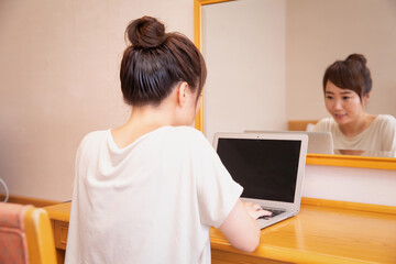 ホテルの部屋で仕事する女性
