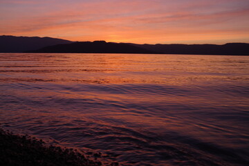 Fototapeta na wymiar 静寂に包まれた黄昏の湖。屈斜路湖、北海道。