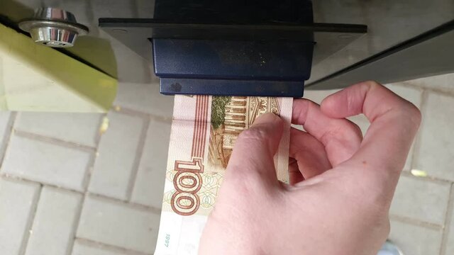 bill are inserted into the slot machine's bill acceptor. contactless payment.