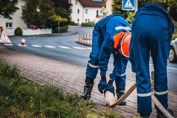 Jugendfeuerwehr rollt nach der &Uuml;bung Schl&auml;uche zusammen.