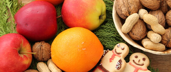 Naklejka na ściany i meble Christmas decoration with gingerbread figures, nuts and fruit