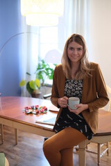 Junge Frau wartet mit einem Kaffee auf den Besuch