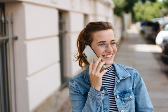 Young woman talking on her mobile with a smile