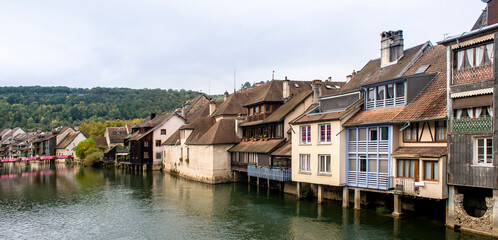 Fototapeta na wymiar Maisons suspendues sur la Loue à Ornans, France