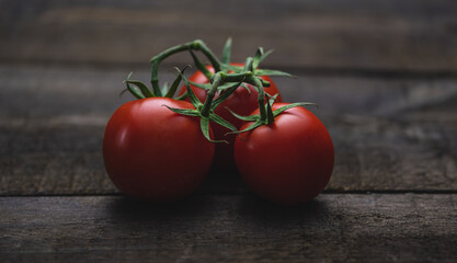 Tomaten auf einem Holztisch