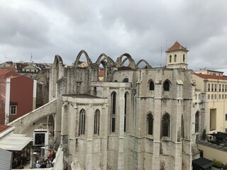 Fototapeta na wymiar a roofless church in the center of Lisbon
