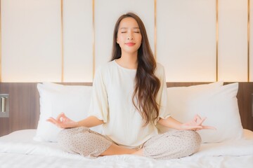 Obraz na płótnie Canvas Portrait beautiful young asian woman meditation on bed