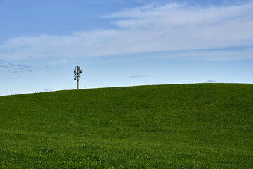 Einsamer Mobilfunkmast auf dem Land
