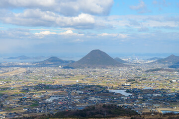 香川県の城山から見る飯野山と丸亀市