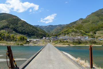 Obraz premium 高知県の仁淀川にかかる片岡沈下橋