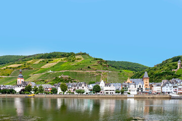 Fototapeta na wymiar view to village of Zell at the Moselle valley