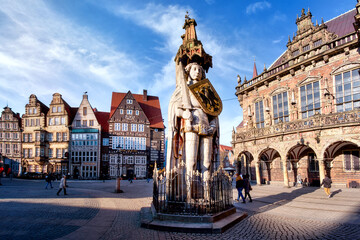 Historical market place in Bremen with Roland statue in foreground -- Historischer Marktplatz in Bremen mit Rolandstatue - obrazy, fototapety, plakaty