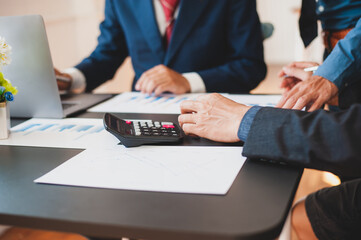 Businessmen are meeting to plan marketing plans to increase the quality and sales volume.