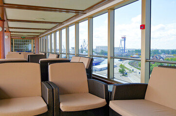 Elegante Balkon- oder Loungemöbel auf Pooldeck von Kreuzfahrtschiff - Deck chairs and sun loungers...