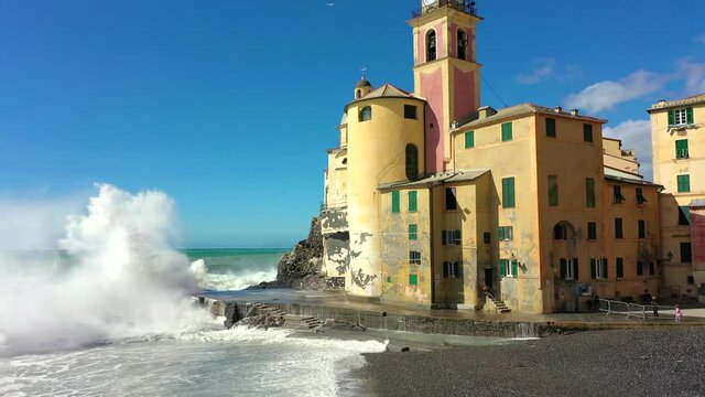 onde, costa, inverno, mareggiata. mare mosso si infrange su Camogli, Genova, Liguria, Italia - waves, coast, winter, storm. rough sea breaks on Camogli, Genoa, Liguria, Italy