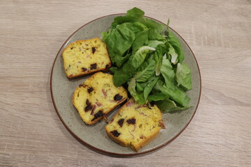Assiette de Cake salé-sucré jambon pruneaux et salade verte