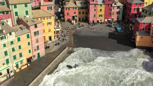 Le onde del mare mosso, si infrangono sulla spiaggia di Boccadasse a Genova, Liguria, Italia - The waves of the rough sea crash on the Boccadasse beach in Genoa, Liguria, Italy