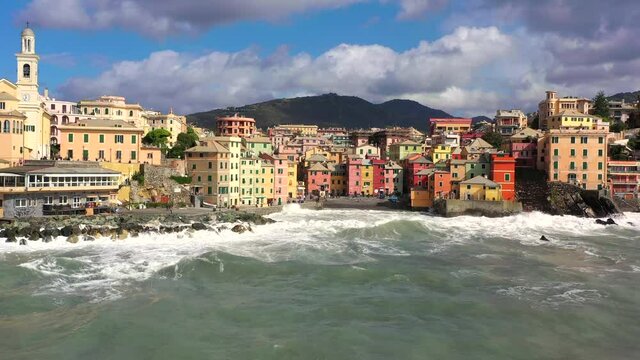 Mare agitato si infrange sulla spiaggia di Boccadasse a Genova, Liguria, Italia