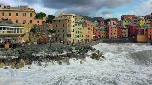 Mare agitato si infrange sulla spiaggia di Boccadasse a Genova, Liguria, Italia
