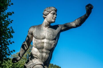 Fototapeta na wymiar statue of an athlete in the park