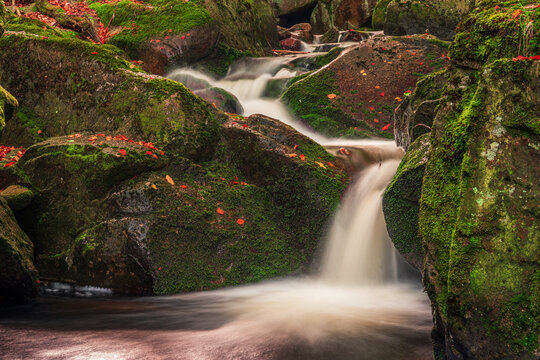 Kleiner Wasserfall im Herbst.