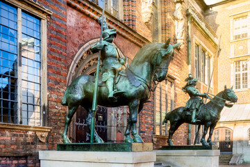 Side view of the Bremen town hall with heralds