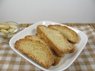 Cantuccini from spelt with almonds