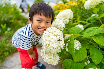 子供と花