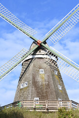 Die um 1835 erbaute hölzerne Windmühle in Röbel-Müritz steht mitten im Ort.