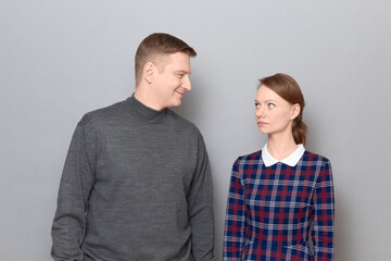 Obraz premium Portrait of happy man and serious woman looking at each other