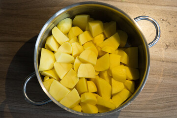 Kartoffeln (geschnitten) im Topf