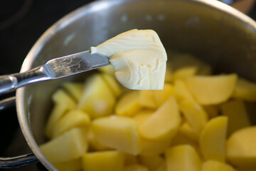 Kartoffen stampfen (mit Butter)