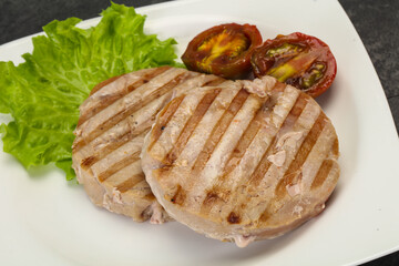 Grilled tuna steak with kumato