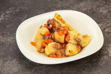 Roasted potato and beef with sauce