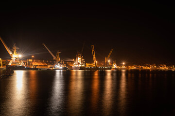 Fototapeta na wymiar Vue de nuit des quais du port de Saint-Malo - Saint-Malo - France - Septembre 2020