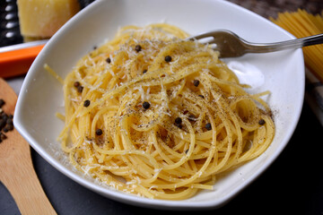 pasta spaghetti cacio e pepe classico piatto della cucina romana cibo italiano