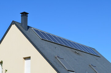 Toiture avec des panneaux solaires.