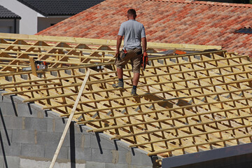 Construction d'une charpente en bois d'une maison