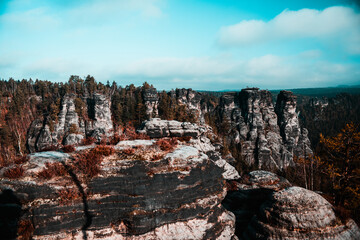 Das Elbsandsteingebirge ist ein vorwiegend aus Sandstein aufgebautes Mittelgebirge am Oberlauf der Elbe in Sachsen und Nordböhmen.