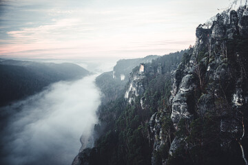 Das Elbsandsteingebirge ist ein vorwiegend aus Sandstein aufgebautes Mittelgebirge am Oberlauf der Elbe in Sachsen und Nordböhmen.