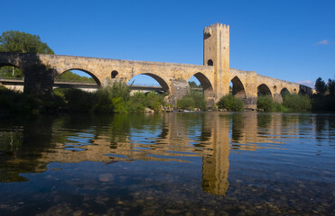 Fototapeta premium Medieval bridge of Fr?as over the Ebro river, Burgos