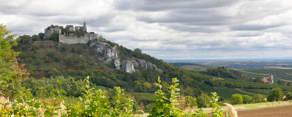 Obraz premium Burgruine Falkenstein im Weinviertel an einem Herbsttag