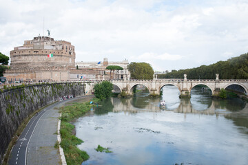 Castillo de San Angelo en Roma y puente sobre el río Tiber