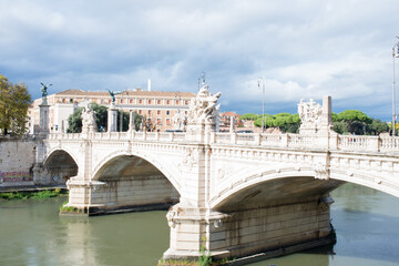 Puente sobre el río Tiber en Roma en un dia soleado con nubes