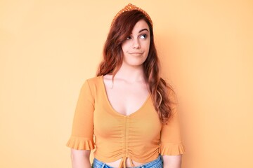 Obraz premium Young beautiful woman wearing casual clothes smiling looking to the side and staring away thinking.