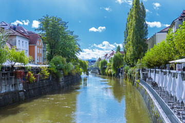 Obraz premium Bluesky with clouds at the river in the autumn town