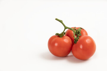 TOMATES COM CABO EM FUNDO BRANCO