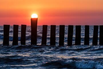 Sonnenuntergang an der Buhne auf der Nordsee-Insel Wangerooge