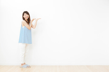 女性　案内