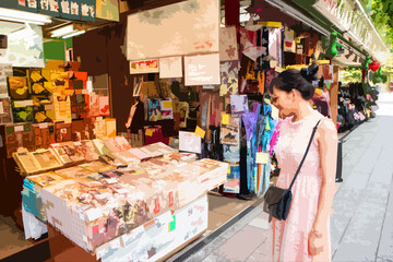 東京を旅行する若い女性